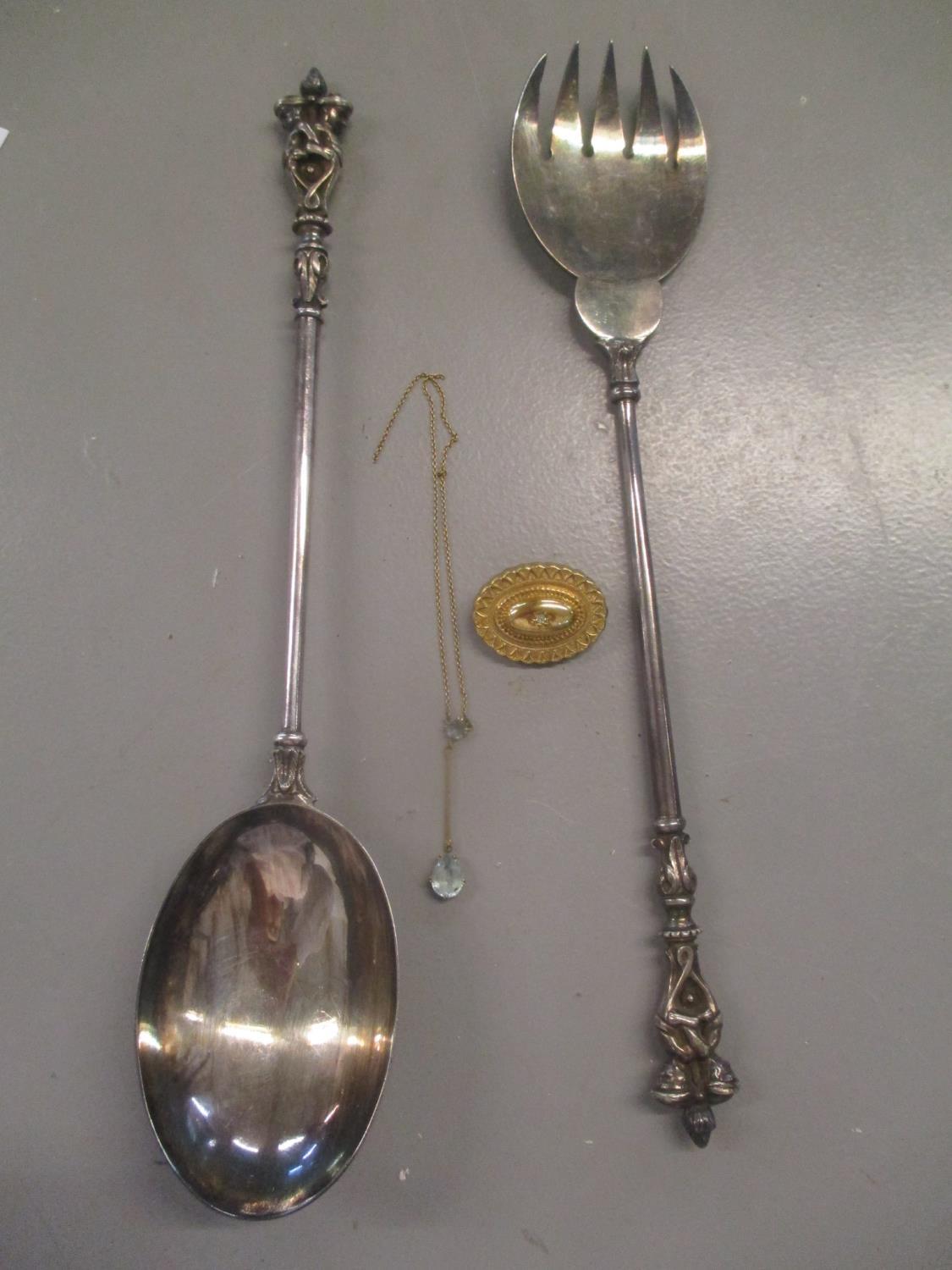 Two white metal salad servers, together with a yellow metal brooch and a 9ct gold blue stone inset