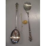 Two white metal salad servers, together with a yellow metal brooch and a 9ct gold blue stone inset