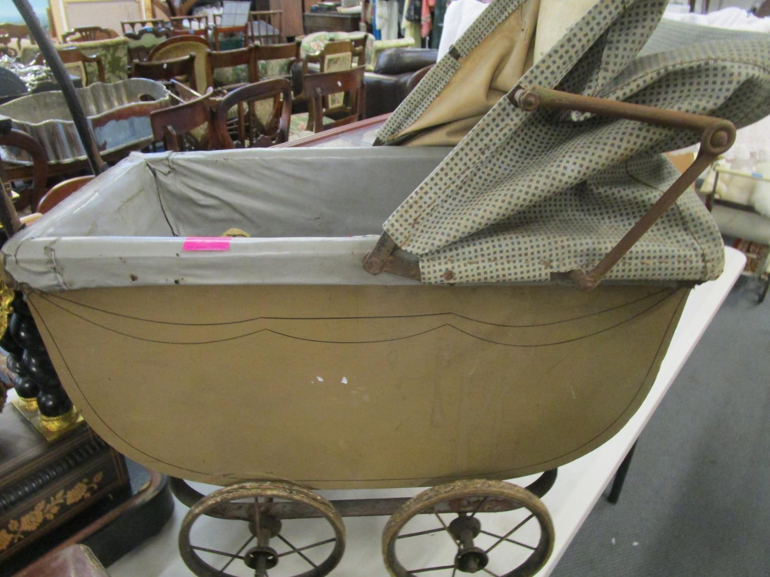Scenes of Victorian Life by Del Prado, a diorama, a Victorian doll's pram with painted metal - Image 4 of 5