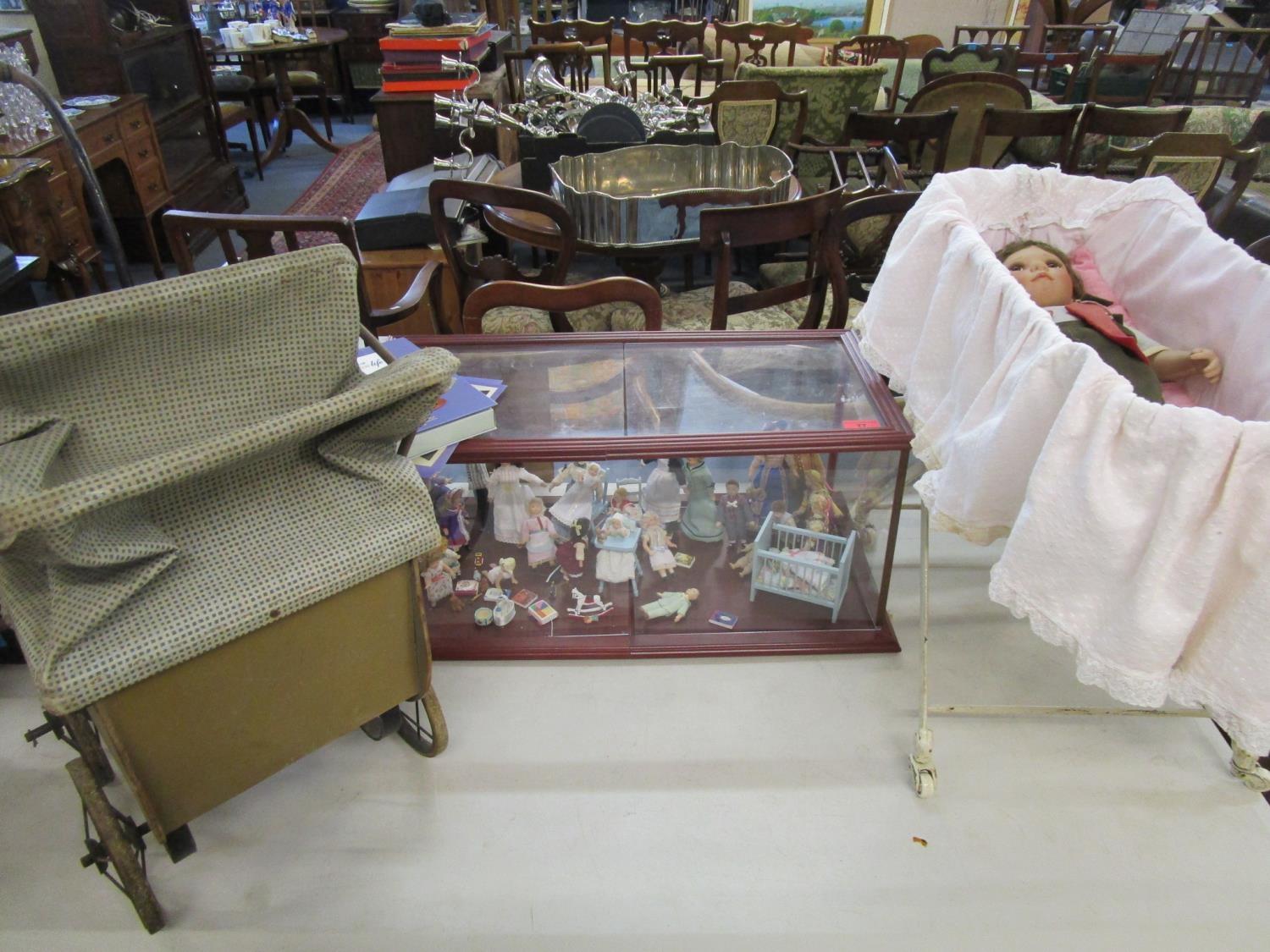 Scenes of Victorian Life by Del Prado, a diorama, a Victorian doll's pram with painted metal - Image 2 of 5