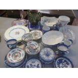 A mixed lot to include a Majolica vase, Wedgwood pot with lid, Imari plate and other items