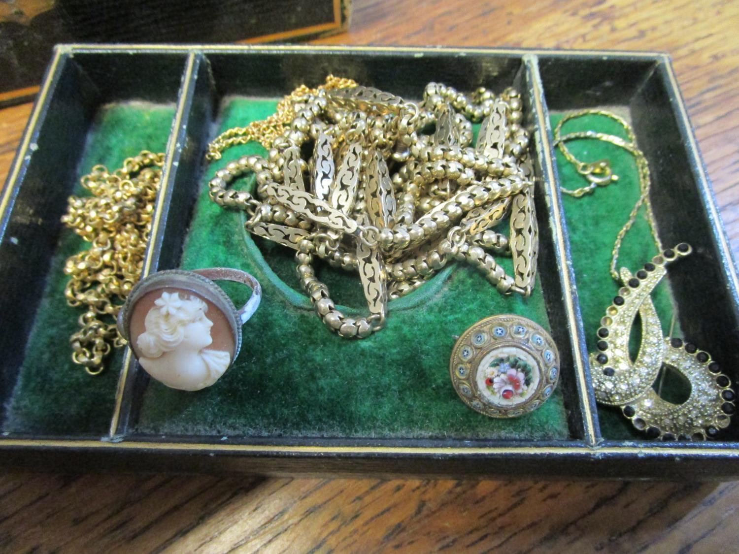 A small jewellery box containing a papier-mache snuff box, gold plated and gold coloured chains, - Image 3 of 3