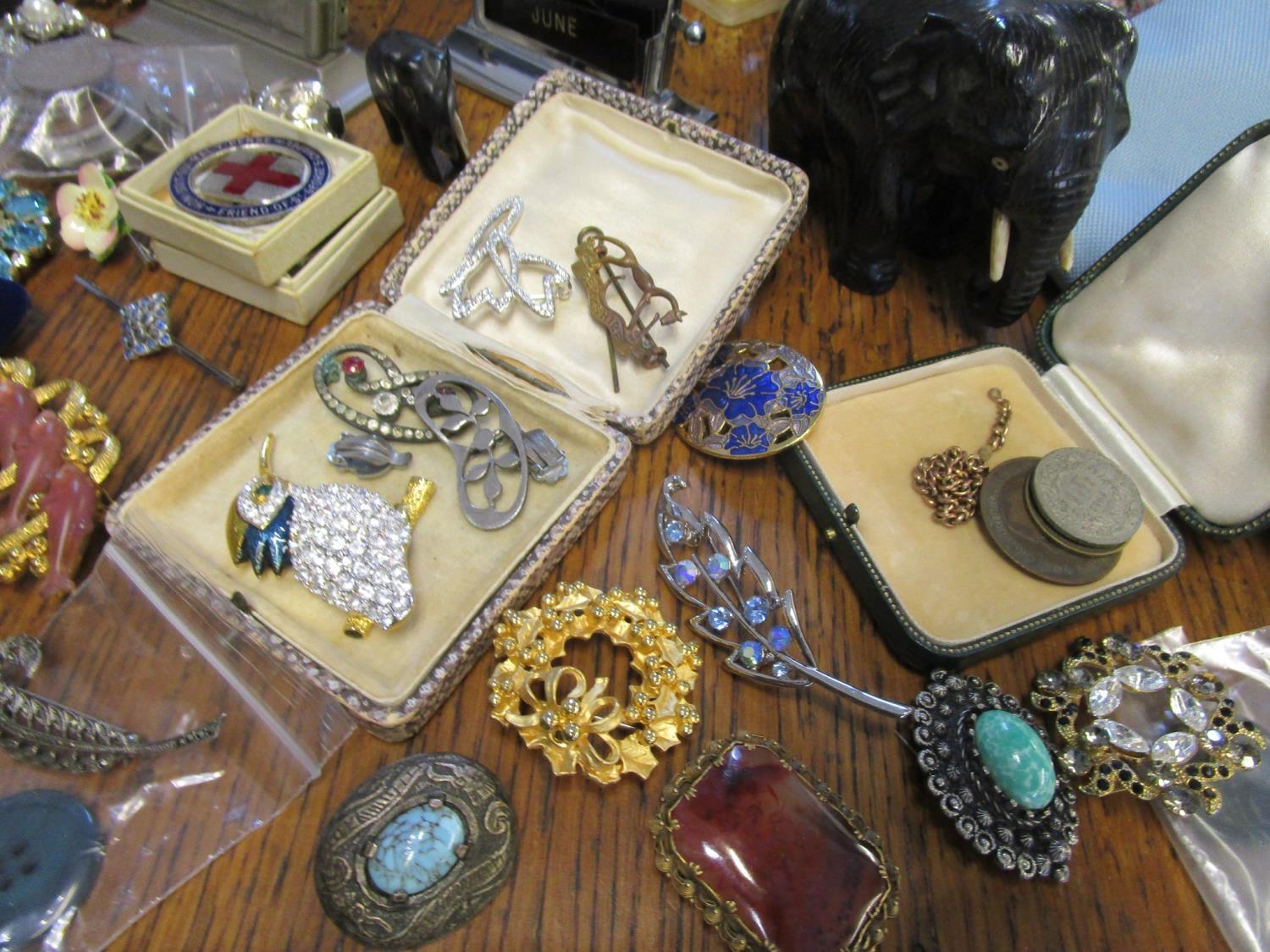 A mixed lot of costume jewellery, watches and other items to include a Scandinavian silver and - Image 4 of 7