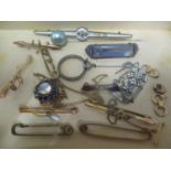 Mixed jewellery to include a silver and enamelled brooch, 9ct gold brooch and other mixed jewellery