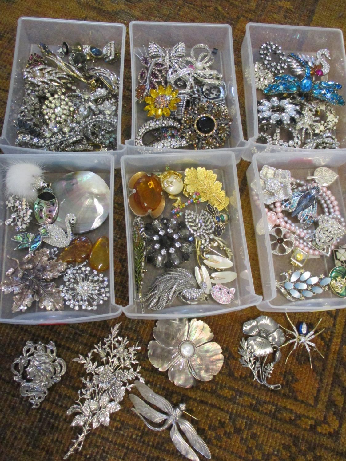 A quantity of various costume jewellery brooches to include insects, bugs and others, including - Image 2 of 5