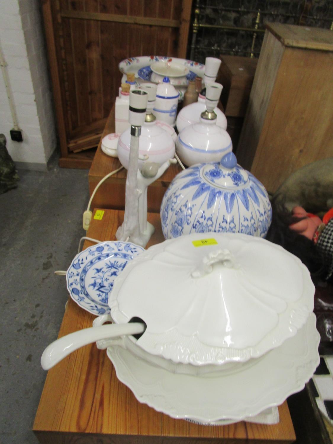 A selection of ceramics to include a Lladro figural table lamp, Italian Spode blue and white bowl, a