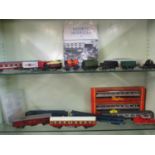 Model railway carriages to include Hornby 00 gauge scale Intercity 125 carriages and ephemera