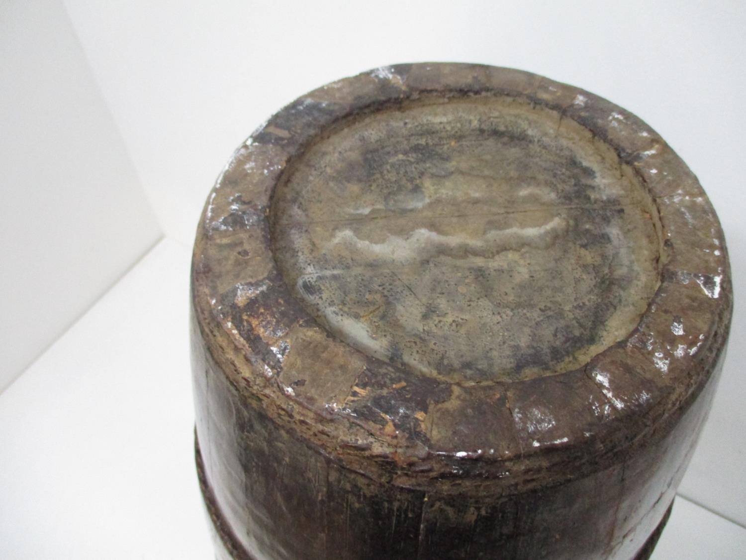 A 19th century Chinese coopered wooden, floor standing barrel of tapered form, with woven metal - Image 7 of 7