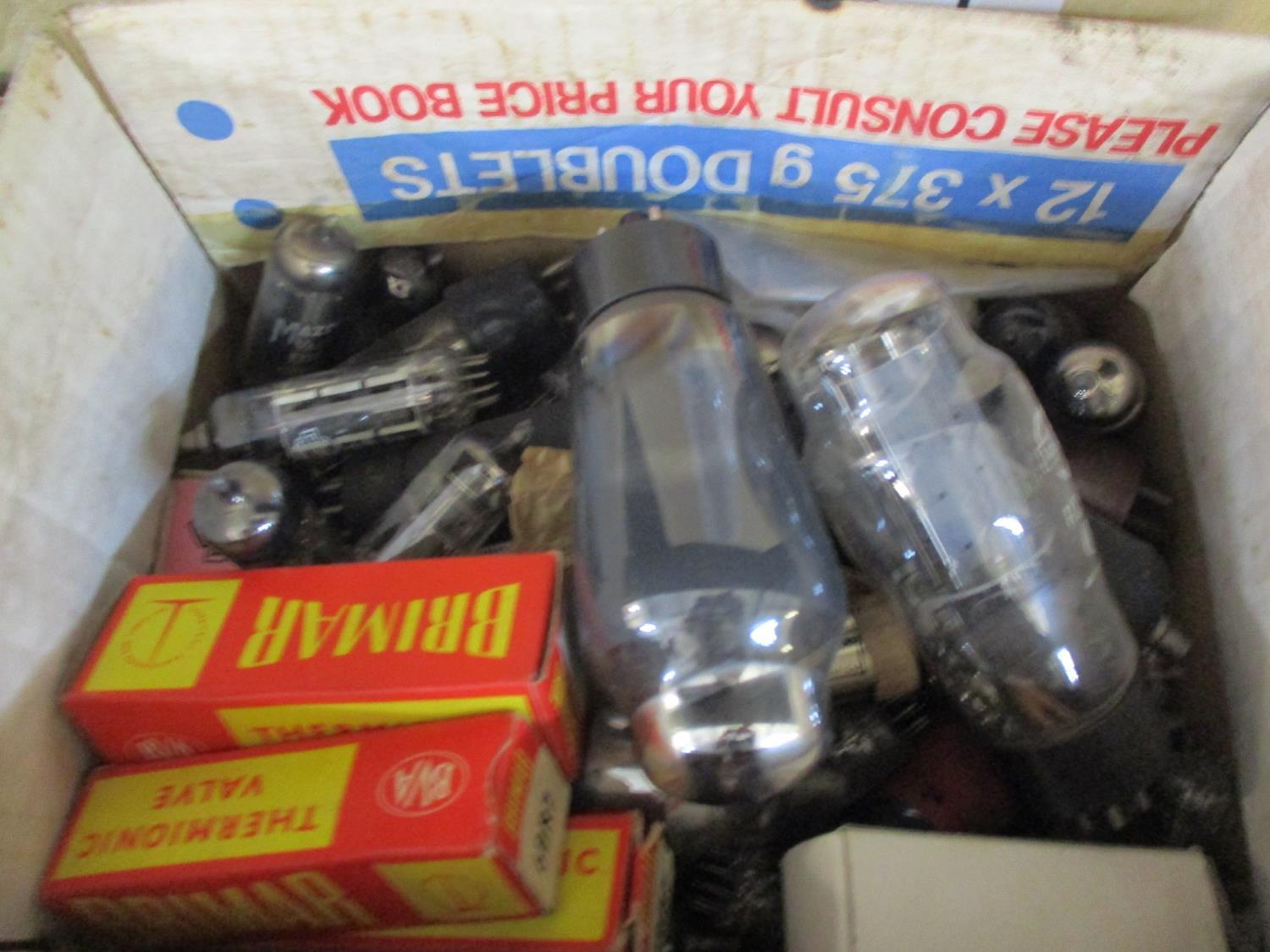 A large collection of vintage radio tube valves - Image 8 of 12