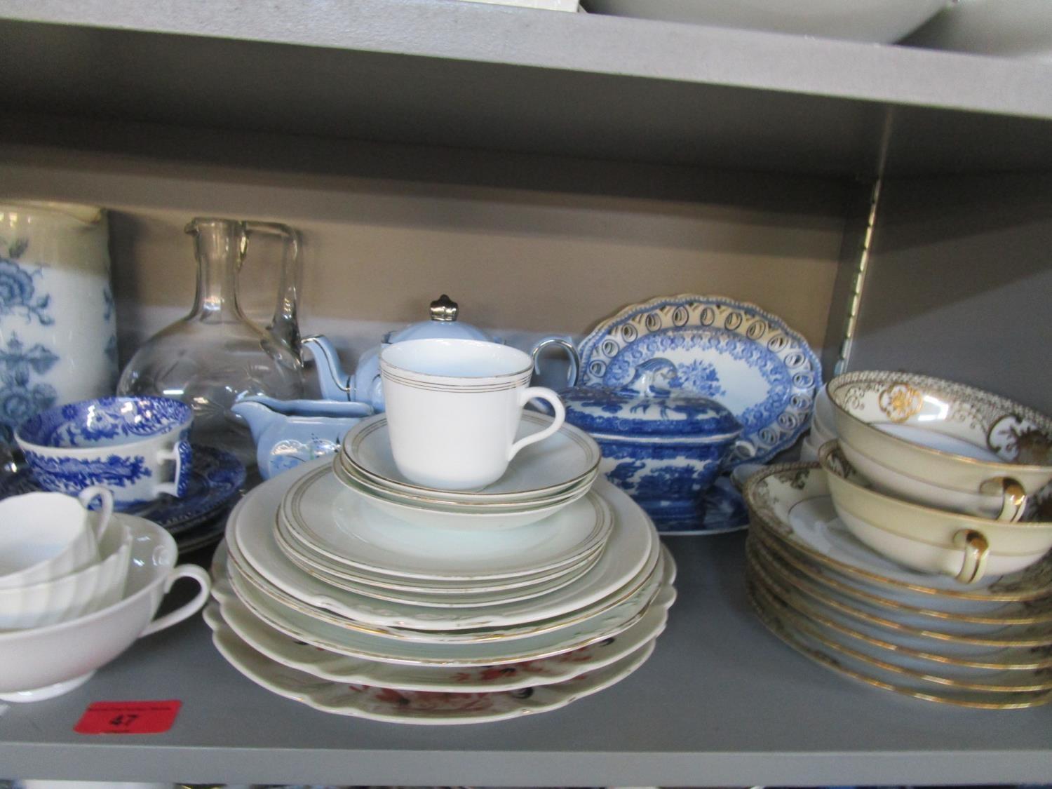 A mixed lot of ceramics and glassware to include two Spode blue and white oval stands - Image 4 of 4