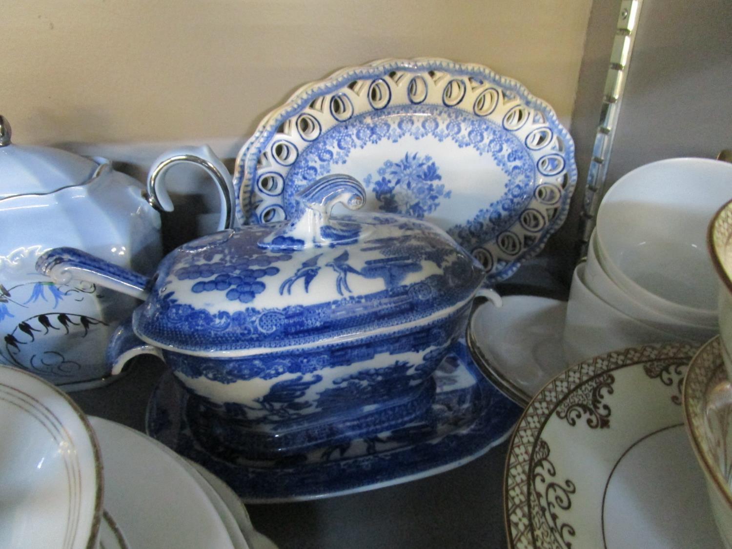 A mixed lot of ceramics and glassware to include two Spode blue and white oval stands - Image 2 of 4