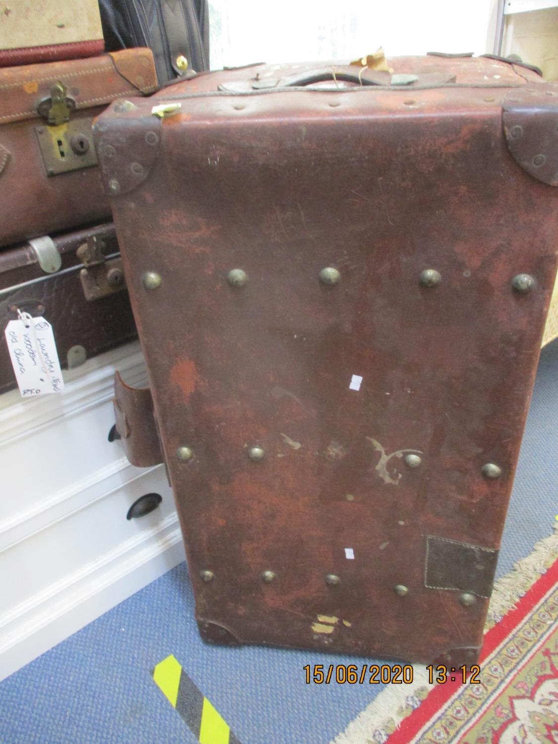 Eight vintage suitcases to include leather examples - Image 5 of 5