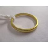 A yellow metal wedding band, total weight 3.3g