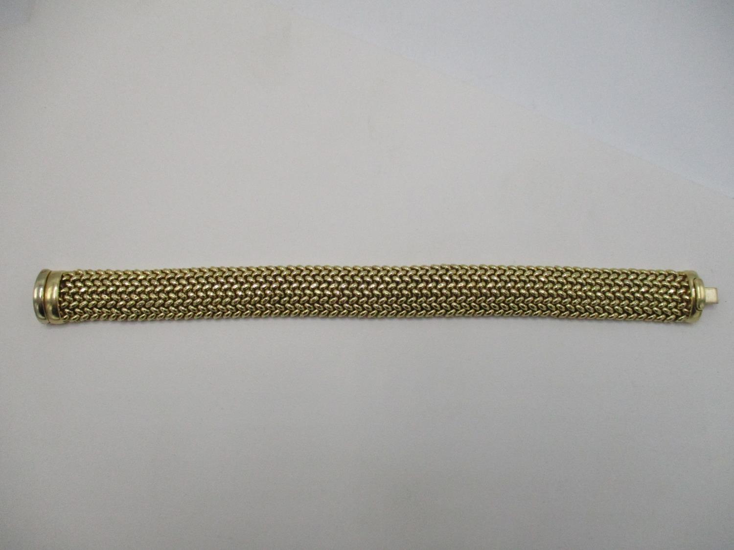 An yellow gold coloured metal ladies bracelet with mesh link, stamped 750 7 1/2" long, total - Image 2 of 8
