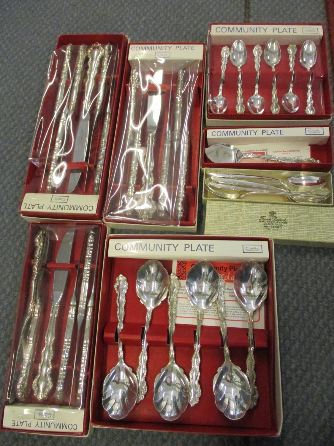A canteen of Oneida Community silver plated cutlery, 12 place setting and additional pieces. - Image 3 of 3