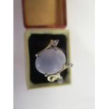 A 585 14k yellow gold ring set with a white agate cabochon and four white stones