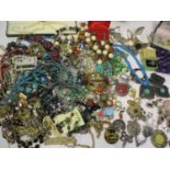 Mixed costume jewellery to include brooches, earrings and other items