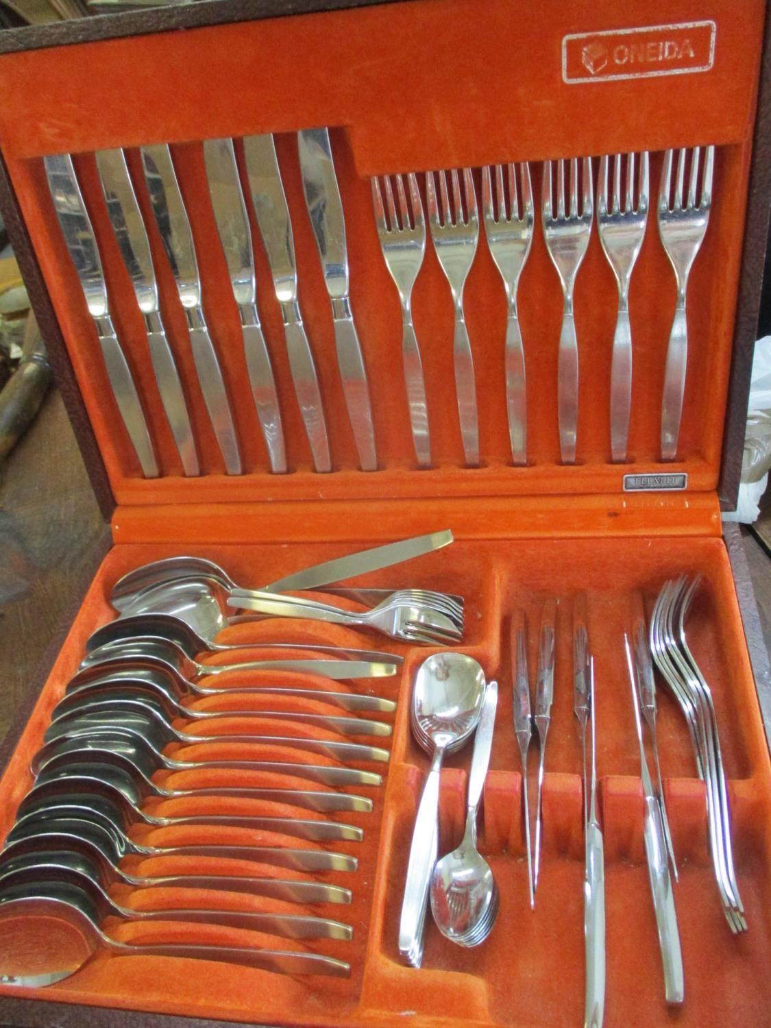 An Oneida community Flexfit canteen of cutlery, six setting