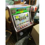 A Gemini maxi hold Gemini MFG Co. Ltd electronic fruit machine - not working