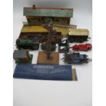 Hornby 0 gauge clockwork locomotive 45746 with tender 3435 in green, to include milk van 28127,