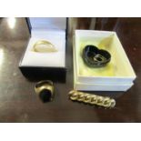 A group of gold jewellery to include a 9ct yellow gold wedding band, 4.7g, a 10ct gold entwined gold