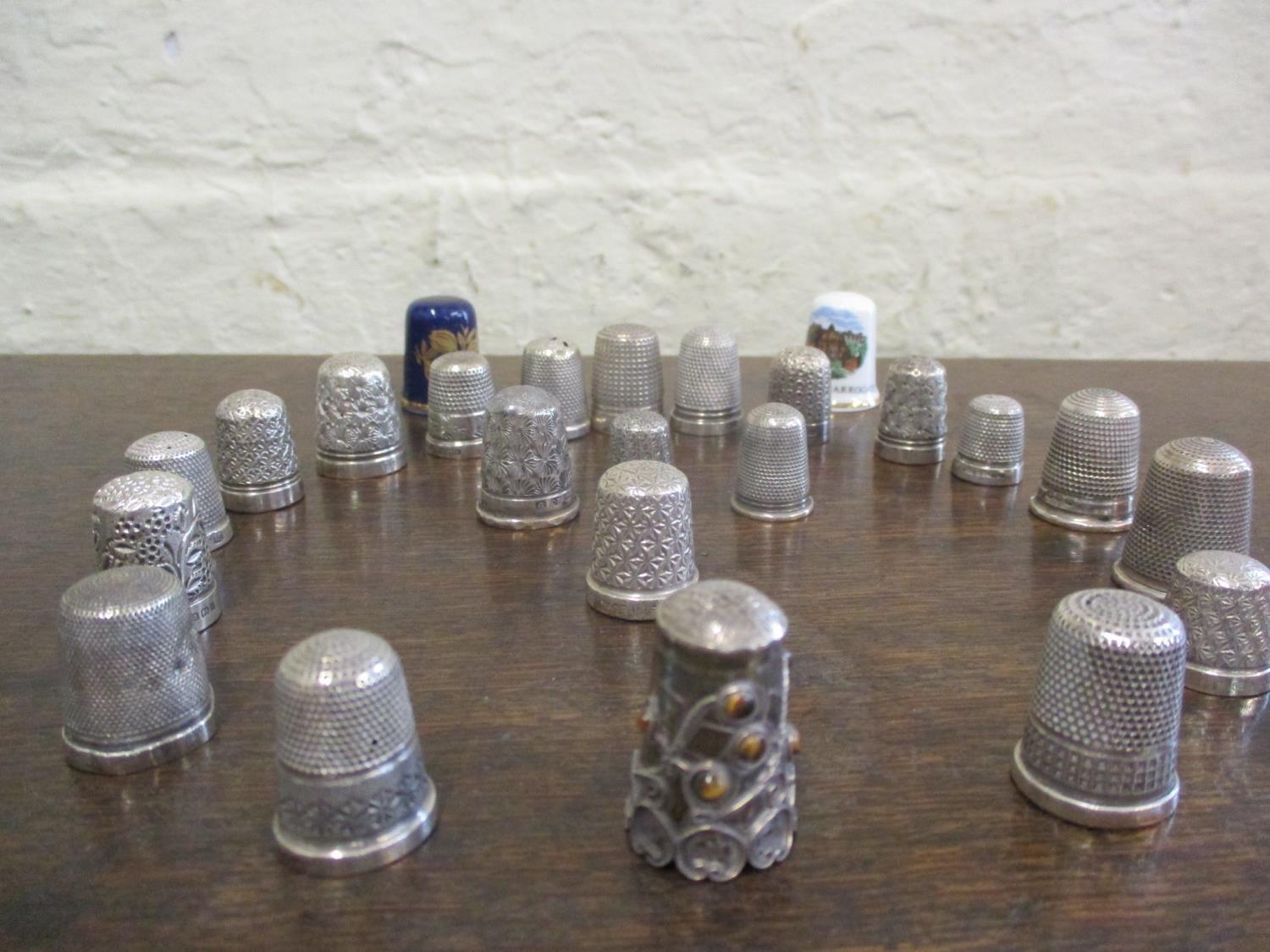 A collection of thimbles to include silver examples. Total weight of metal thimbles, 102g - Image 2 of 4