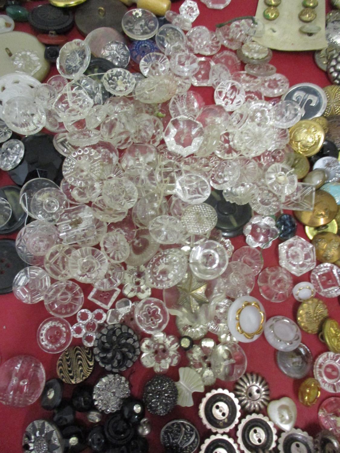 A collection of early 20th century fabric covered buttons, military and blazer buttons, vintage - Image 2 of 5