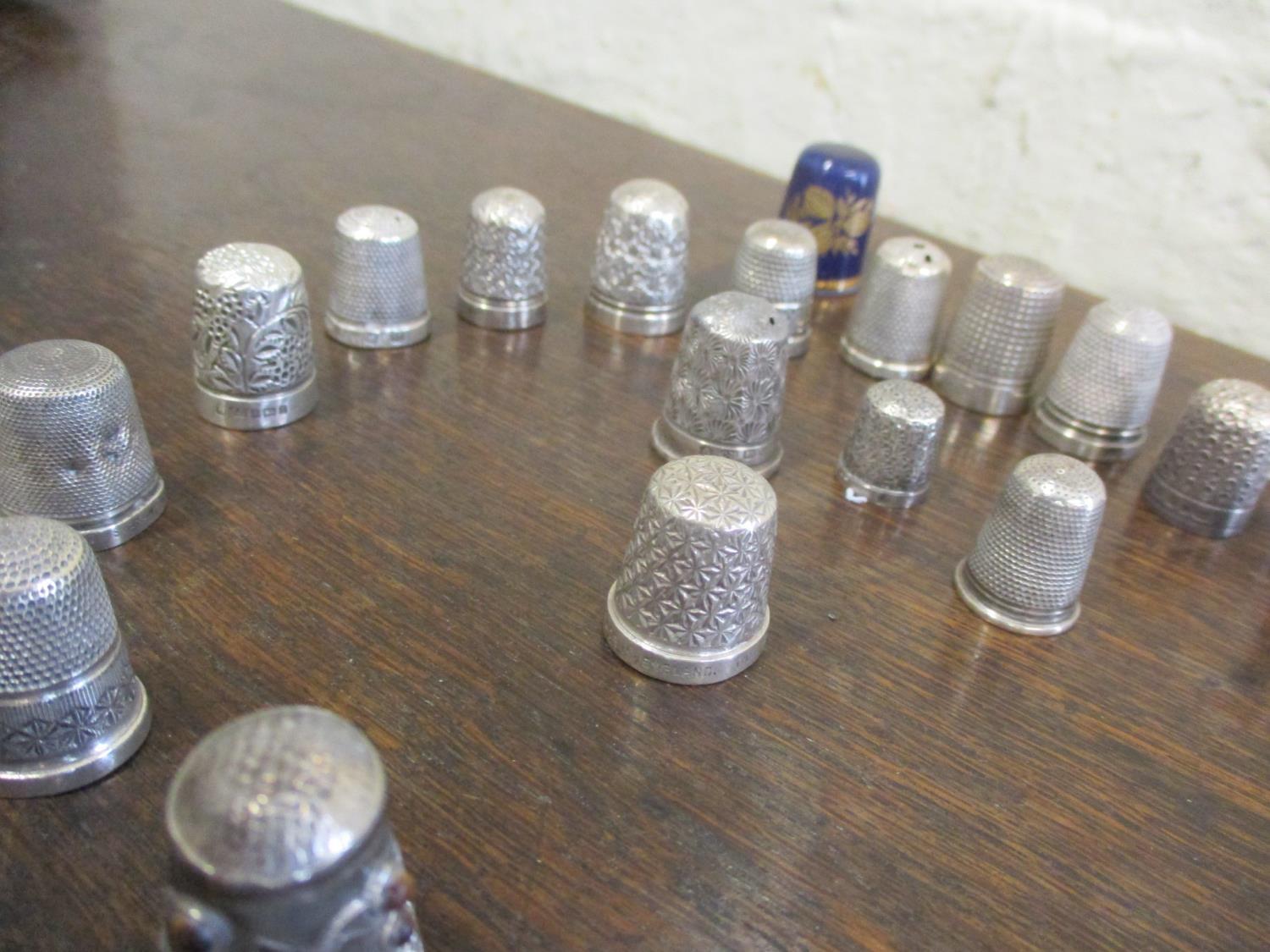 A collection of thimbles to include silver examples. Total weight of metal thimbles, 102g - Image 3 of 4