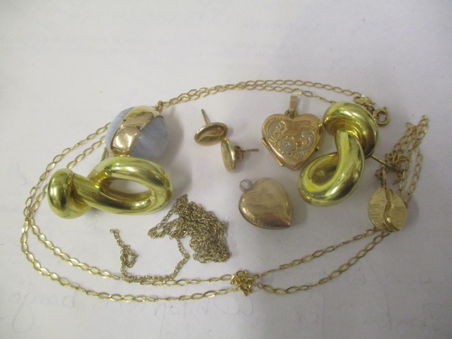 Mixed jewellery to include a 9ct gold heart shaped locket, necklace and other items