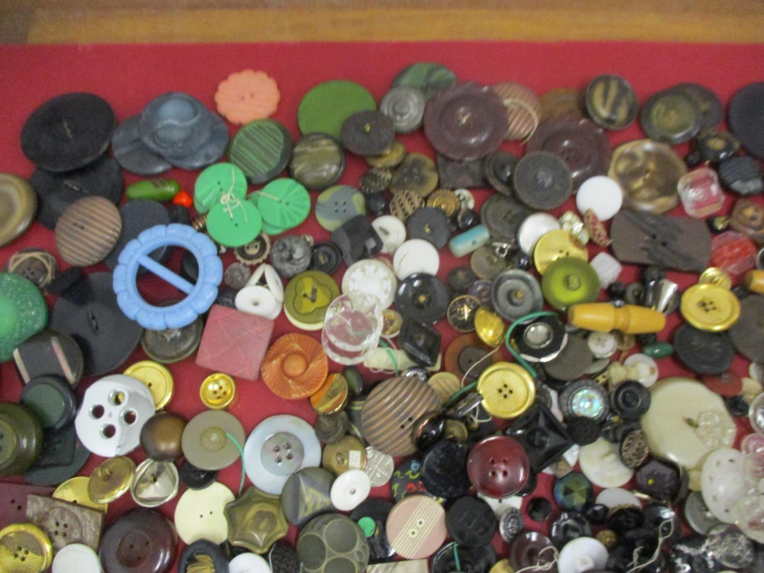 A collection of early 20th century fabric covered buttons, military and blazer buttons, vintage - Image 5 of 5