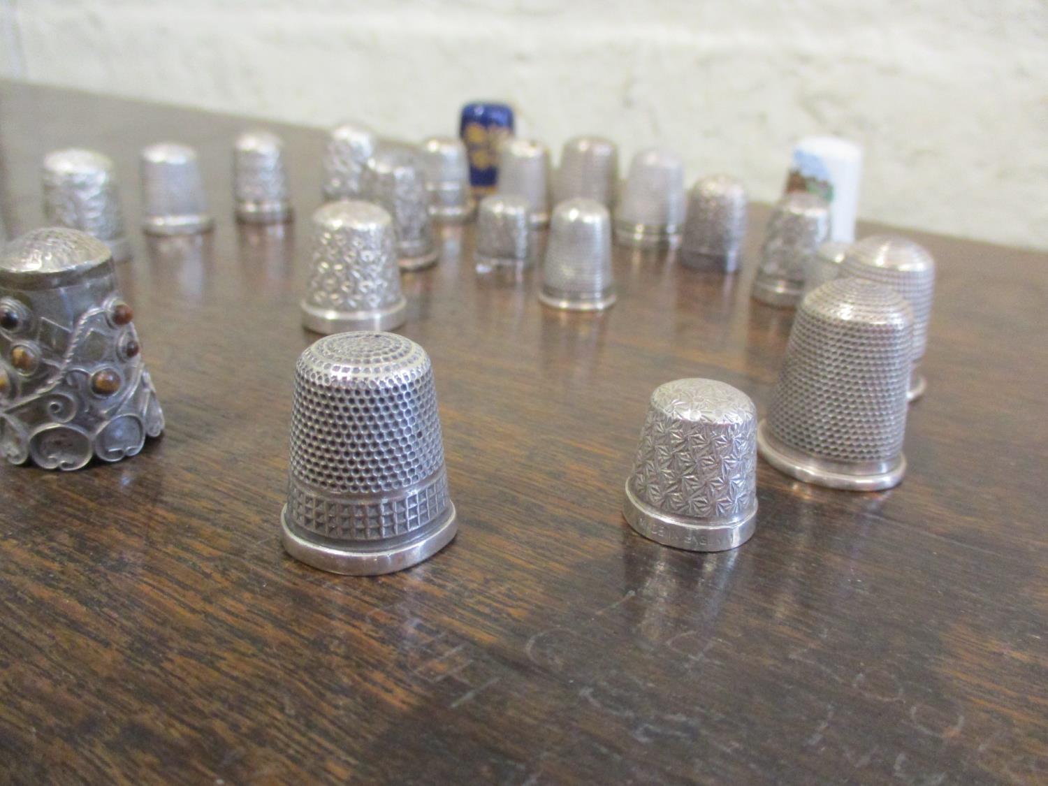 A collection of thimbles to include silver examples. Total weight of metal thimbles, 102g - Image 4 of 4