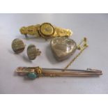 A 15ct gold brooch, 3g and yellow metal jewellery to include a stickpin, two earrings and a locket