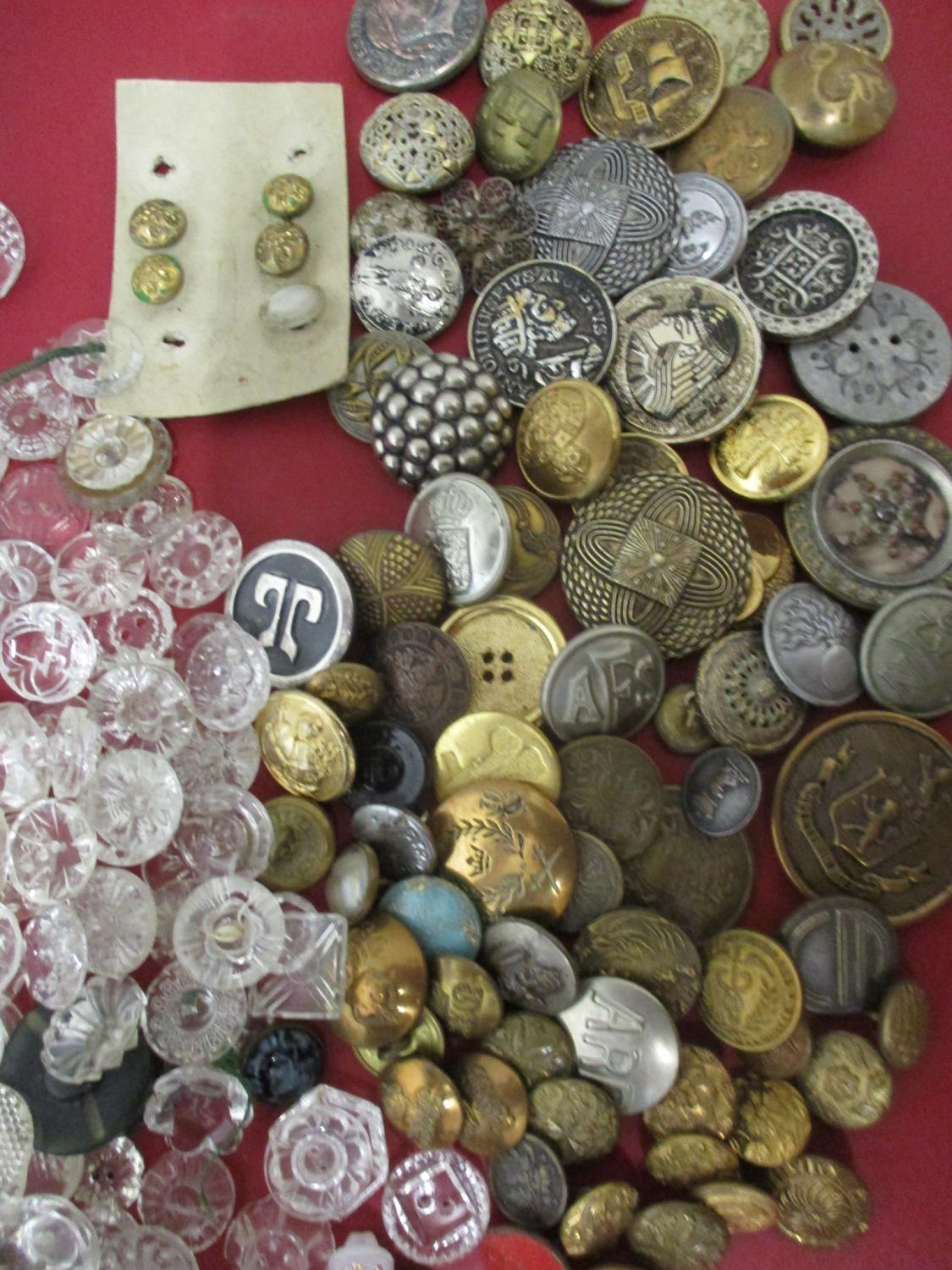 A collection of early 20th century fabric covered buttons, military and blazer buttons, vintage - Image 3 of 5