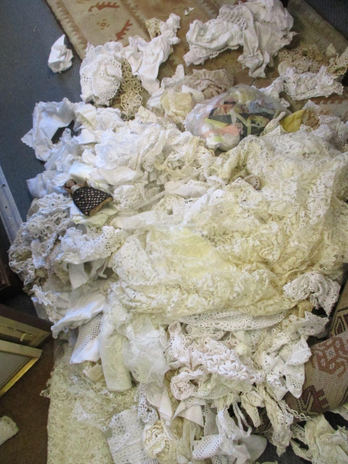 A quantity of 19th and 20th century linen and lace to include tablecloths and crochet throws, - Image 7 of 7