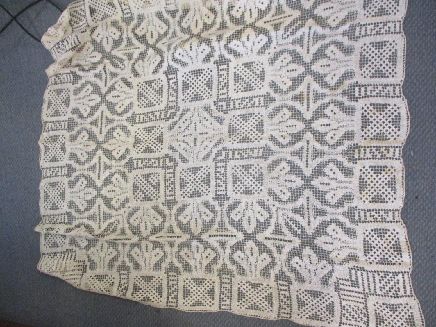 A quantity of 19th and 20th century linen and lace to include tablecloths and crochet throws, - Image 6 of 7
