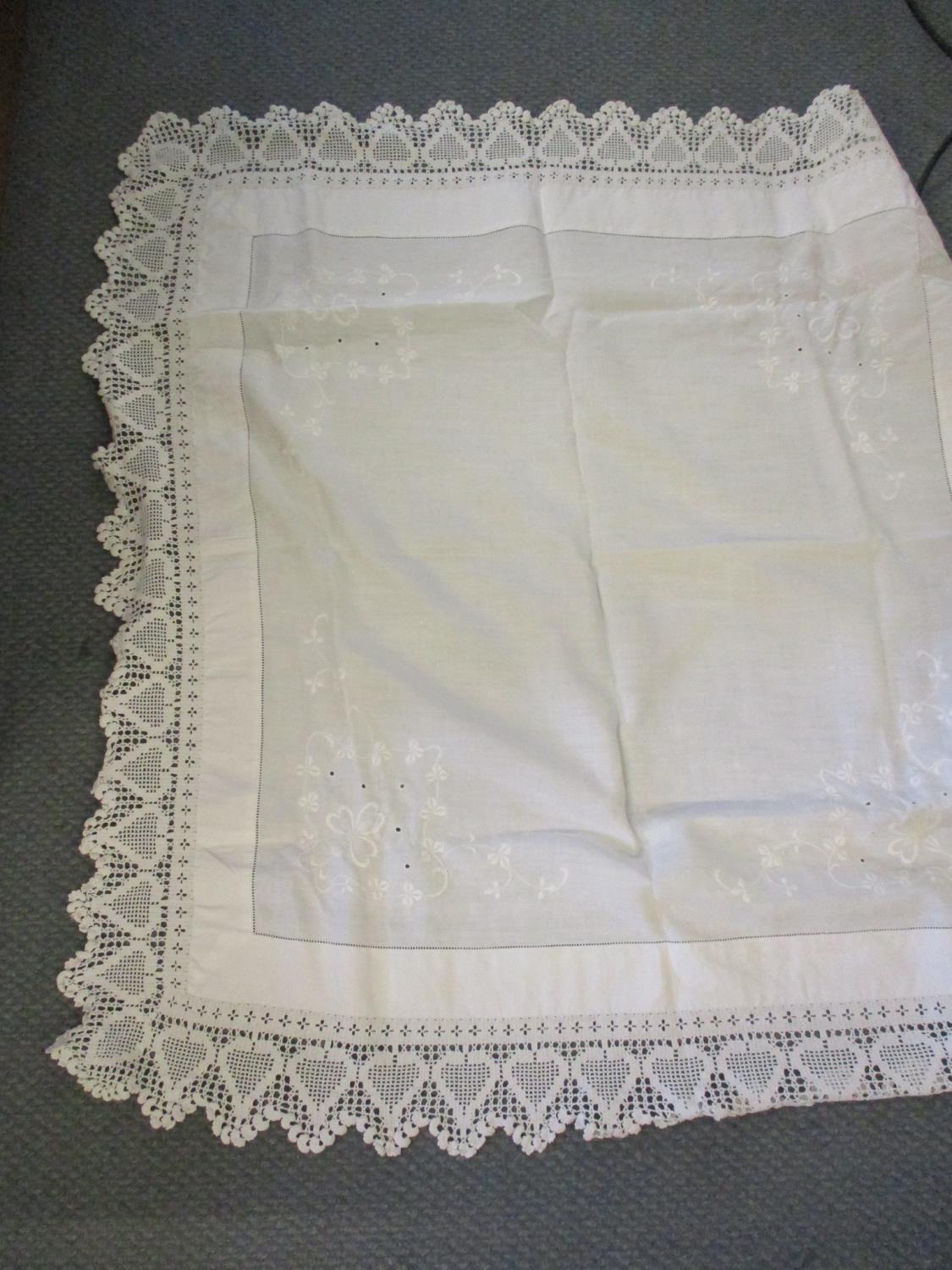 A quantity of 19th and 20th century linen and lace to include tablecloths and crochet throws, - Image 3 of 7