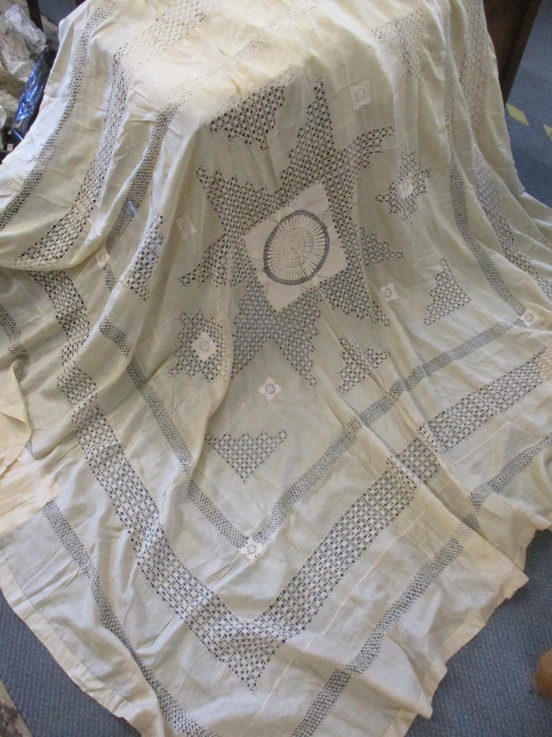 A quantity of 19th and 20th century linen and lace to include tablecloths and crochet throws,