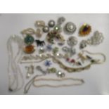 Costume jewellery to include paste necklaces, brooches and other items