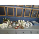 A mixed lot to include an Aynsley strawberry set, mixed commemorative mugs and plates, Crown Derby