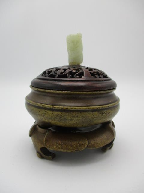 A 20th century Chinese bronze censer having a carved and pierced wooden lid with a carved jade - Image 2 of 7