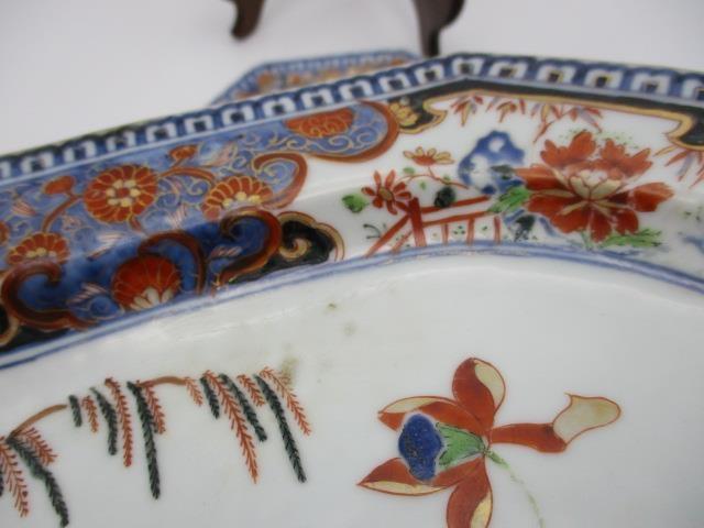 A late 18th century Chinese Imari meat plate and a plate of octagonal form decorated with panels - Image 5 of 5