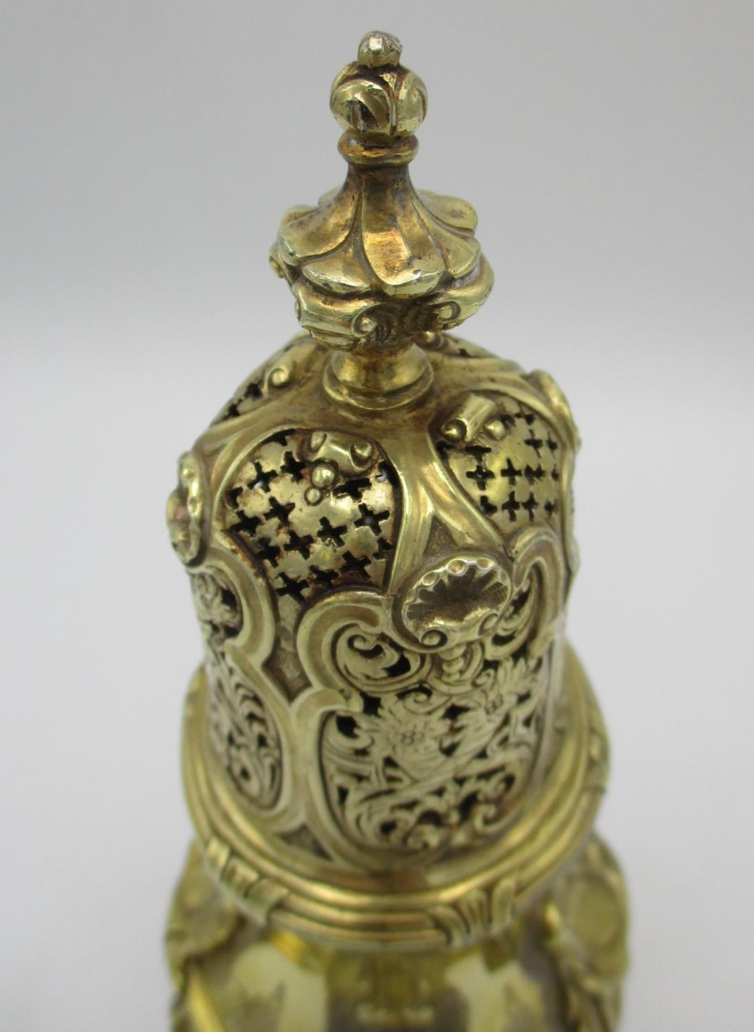 A fine Edward VII silver gilt sugar sifter by Edward Barnard & Sons, London 1905, with pierced - Image 5 of 9