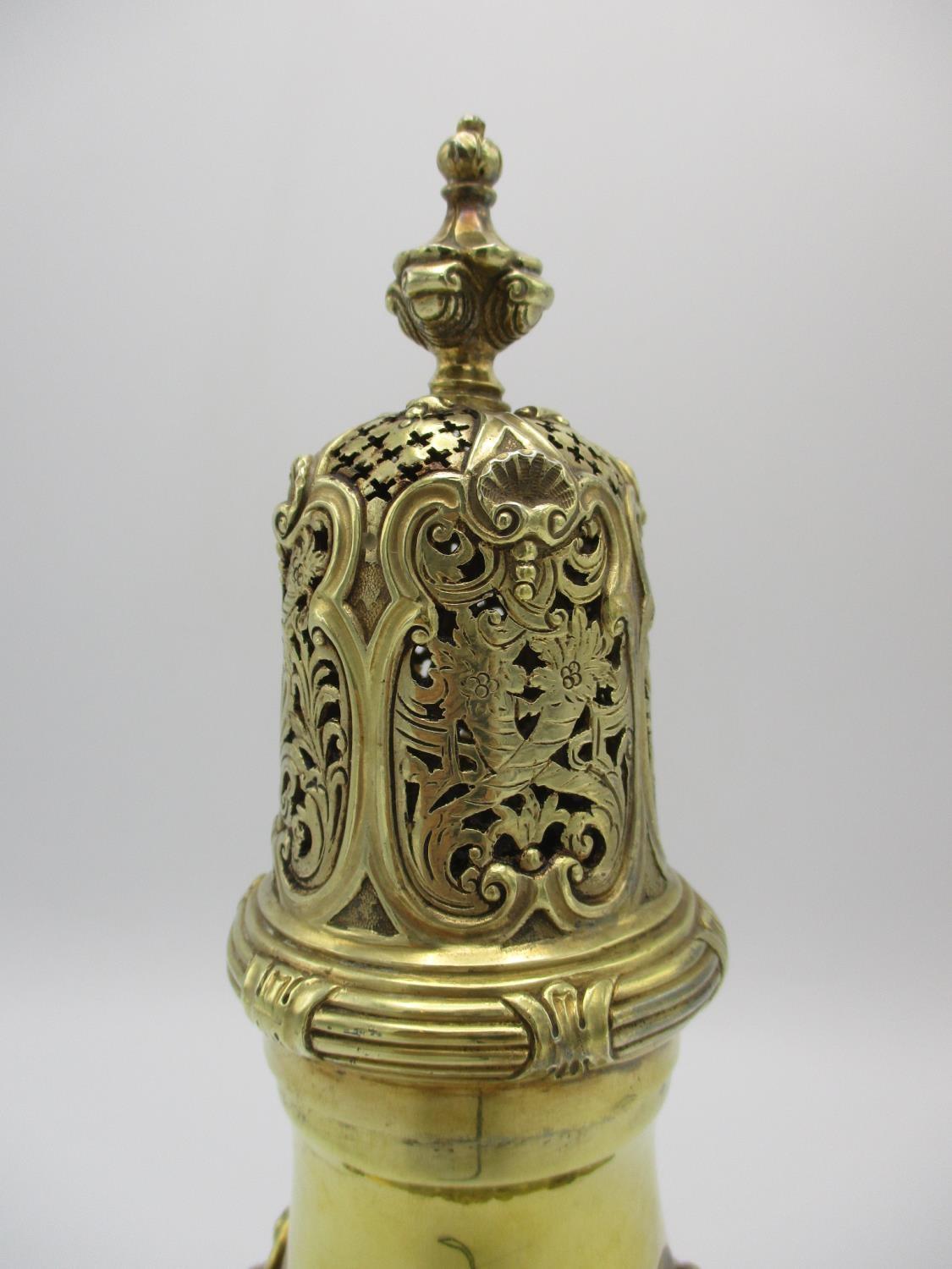 A fine Edward VII silver gilt sugar sifter by Edward Barnard & Sons, London 1905, with pierced - Image 4 of 9