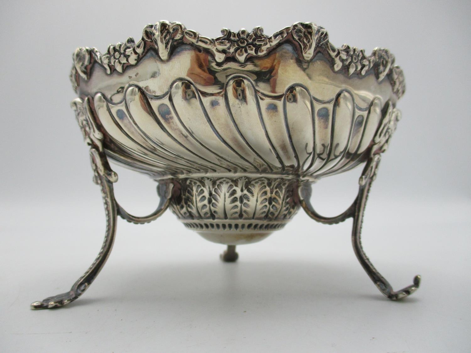 A Victorian silver footed sweetmeat dish by William Comyns & Sons, London 1886, with floral swags - Image 4 of 5