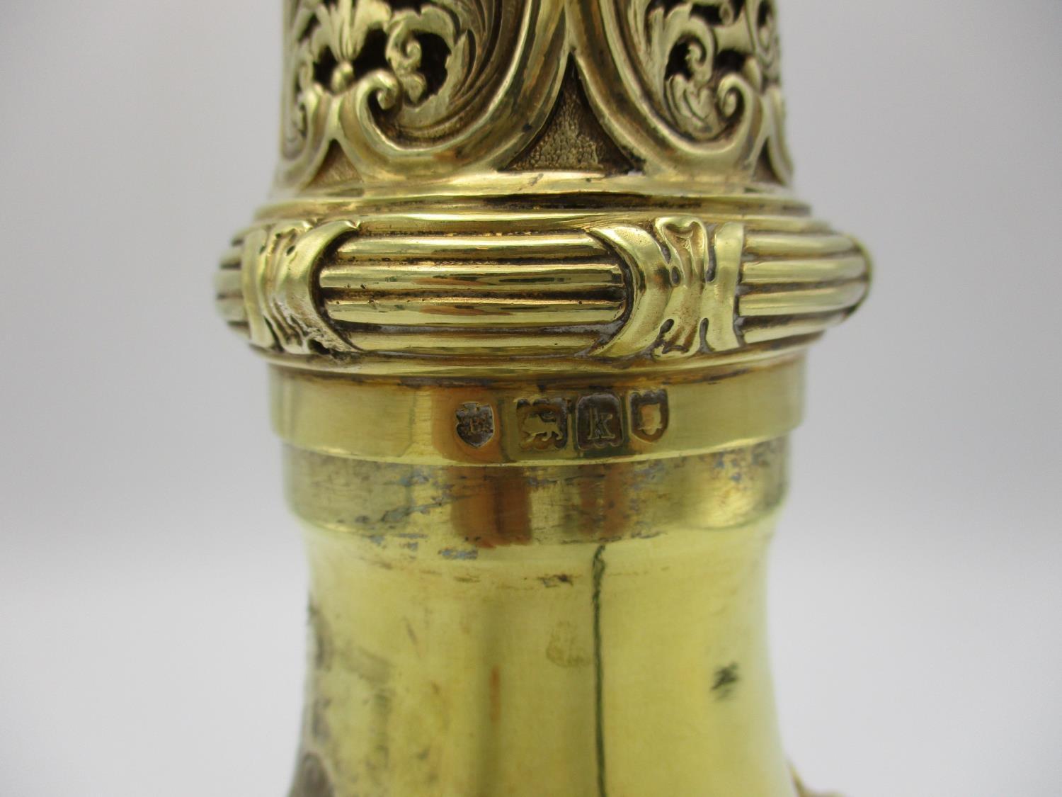 A fine Edward VII silver gilt sugar sifter by Edward Barnard & Sons, London 1905, with pierced - Image 9 of 9