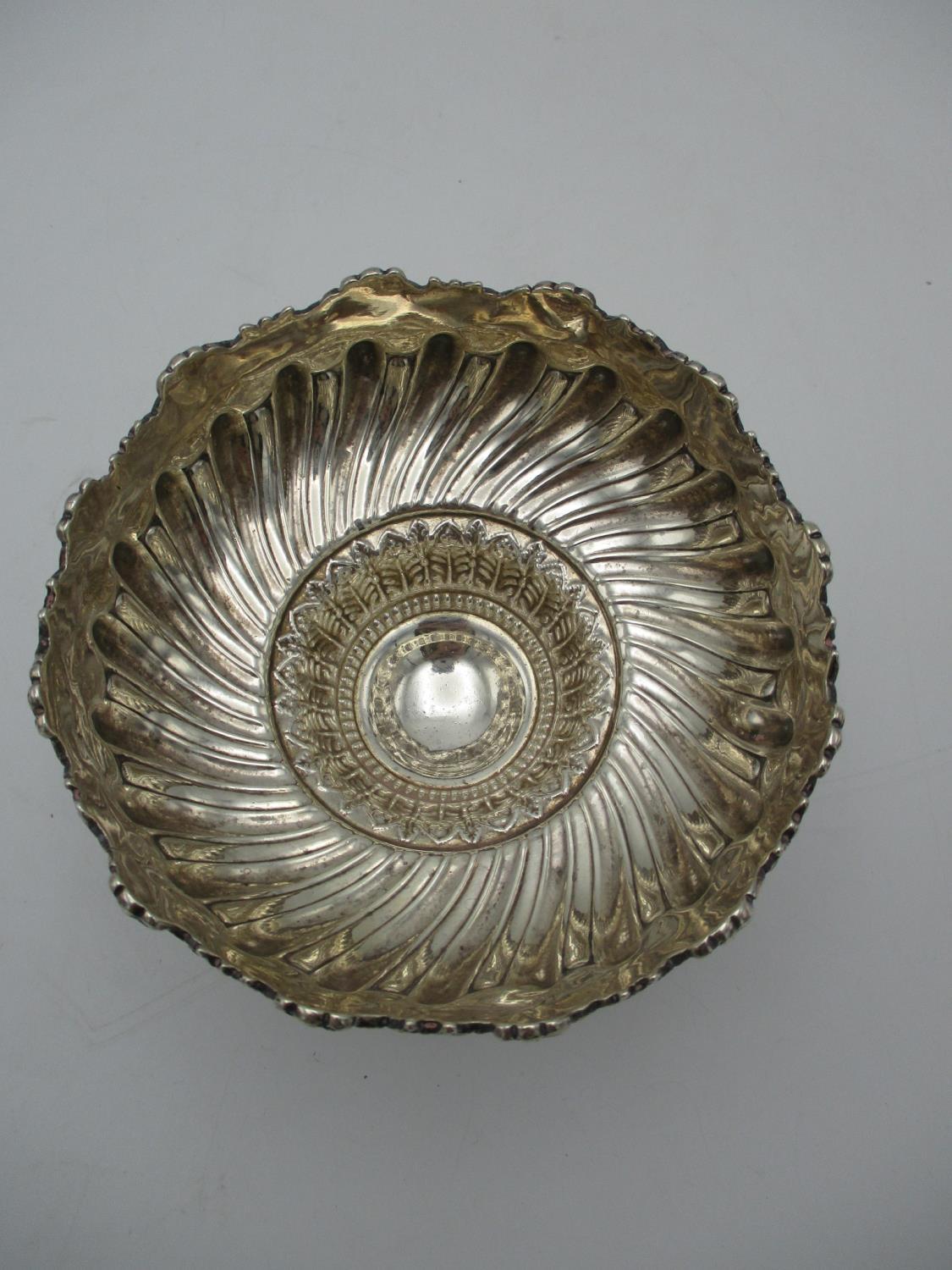 A Victorian silver footed sweetmeat dish by William Comyns & Sons, London 1886, with floral swags - Image 3 of 5