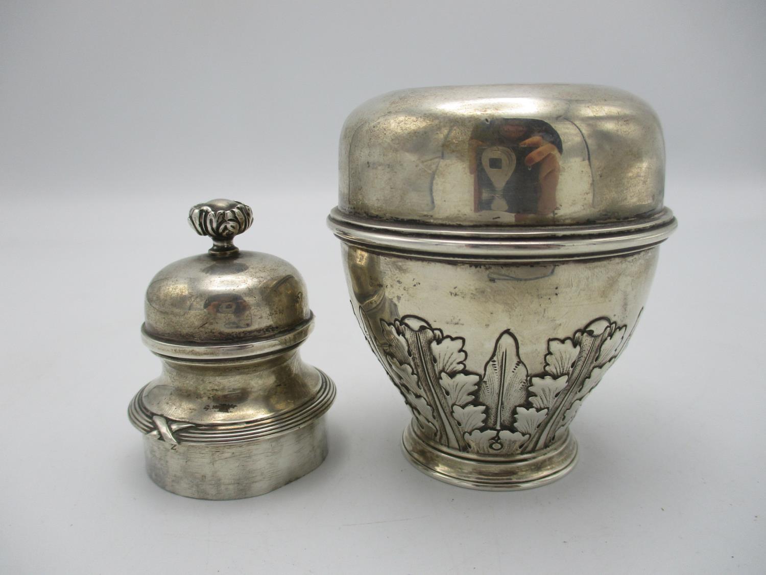 A George V silver tea caddy by Elkington, Birmingham 1910, designed in a lidded urn shape with - Image 3 of 5