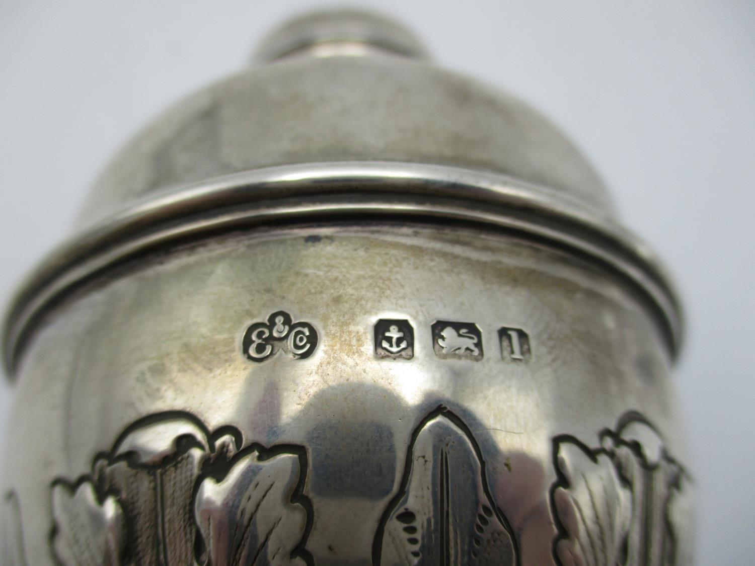 A George V silver tea caddy by Elkington, Birmingham 1910, designed in a lidded urn shape with - Image 4 of 5