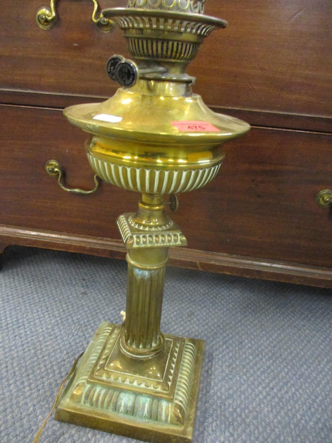 An early 20th century brass column table lamp converted from an oil lamp - Bild 2 aus 2
