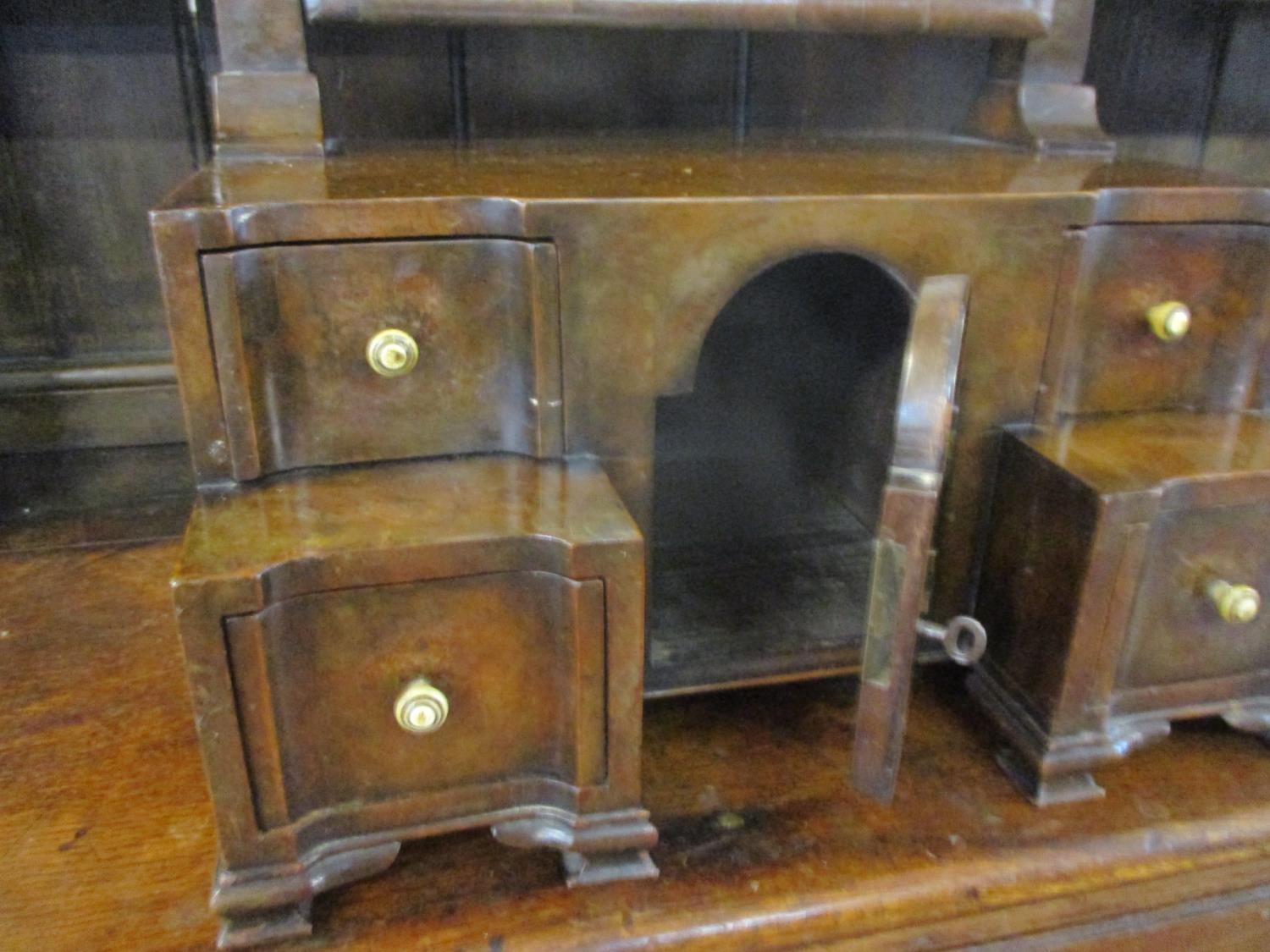 An early 20th century walnut dressing table mirror above four drawers flanking a central cupboard - Bild 2 aus 4